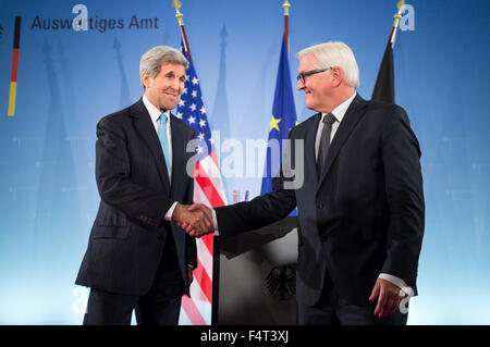 Berlin, Deutschland. 22. Oktober 2015. Deutscher Außenminister Frank-Walter Steinmeier (R) schüttelt Hände mit US-Außenminister John Kerry während einer gemeinsamen Pressekonferenz im Auswärtigen Amt in Berlin, Deutschland, 22. Oktober 2015. Foto: BERND VON JUTRCZENKA/Dpa/Alamy Live-Nachrichten Stockfoto