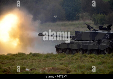 Challenger Tank feuern während Tank Übung, England, UK Stockfoto