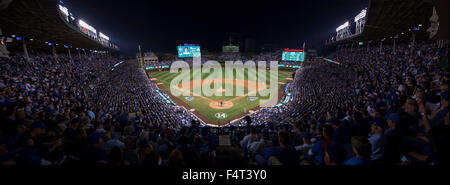 Chicago, Illinois, USA. 20. Oktober 2015. -Ein Blick von Wrigley Field in Spiel 3 der Major League Baseball National League Championship Series Spiel zwischen den New York Mets und die Chicago Cubs im Wrigley Field in Chicago, IL. © Csm/Alamy Live-Nachrichten Stockfoto