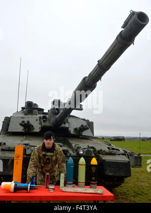 Larkhill auf Salisbury Plain, UK. 21. Oktober 2015. Britische Armee Fire Power Demonstration an Larkhill auf Salisbury Plain. Die Armee wurde aus verschiedenen militärischen Mittel in diesem kombiniert Arme Manöver vor Militärangehörige aus in- und Ausland zeigen. Lt Kieran Boland aus dem Royal Tank Corps zeigt einige der Munition für die Anzeige verwendet.    Bildnachweis: Geoff Moore/Dorset Media Service/Alamy Live-Nachrichten Stockfoto