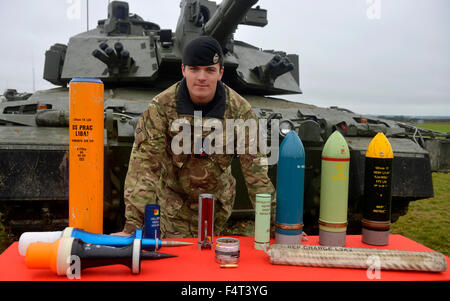 Larkhill auf Salisbury Plain, UK. 21. Oktober 2015. Britische Armee Fire Power Demonstration an Larkhill auf Salisbury Plain. Die Armee wurde aus verschiedenen militärischen Mittel in diesem kombiniert Arme Manöver vor Militärangehörige aus in- und Ausland zeigen. Lt Kieran Boland aus dem Royal Tank Corps zeigt einige der Munition für die Anzeige verwendet.    Bildnachweis: Geoff Moore/Dorset Media Service/Alamy Live-Nachrichten Stockfoto