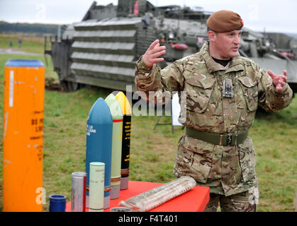 Larkhill auf Salisbury Plain, UK. 21. Oktober 2015. Britische Armee Fire Power Demonstration an Larkhill auf Salisbury Plain. Die Armee wurde aus verschiedenen militärischen Mittel in diesem kombiniert Arme Manöver vor Militärangehörige aus in- und Ausland zeigen. Mitglied der Könige Royal Hussars zeigt einige der Munition für die Anzeige verwendet.    Bildnachweis: Geoff Moore/Dorset Media Service/Alamy Live-Nachrichten Stockfoto