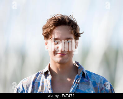 Porträt eines jungen Mannes mit braunen Haaren. Stockfoto