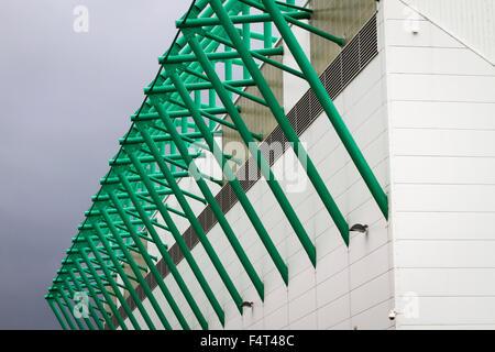 Eine Außenansicht der Osttribüne Easter Road Stadium vor der schottischen Meisterschaftsspiel zwischen Hibernian und Besuchern Alloa Athletic. Die Heimmannschaft gewann das Spiel mit 3: 0, von einer Schar von 7.774 beobachtet. Es war der Edinburgh Club der zweiten Saison in der zweiten Stufe des schottischen Fußballs nach ihrem Abstieg aus der Premier League in 2013 / 14. Stockfoto