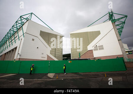 Ein Verwalter und ein Unterstützer außerhalb der Westen und Süden steht im Easter Road Stadium vor der schottischen Meisterschaftsspiel zwischen Hibernian und Besuchern Alloa Athletic. Die Heimmannschaft gewann das Spiel mit 3: 0, von einer Schar von 7.774 beobachtet. Es war der Edinburgh Club der zweiten Saison in der zweiten Stufe des schottischen Fußballs nach ihrem Abstieg aus der Premier League in 2013 / 14. Stockfoto