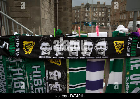 Eine Darstellung der Schals, eine mit der 1950er Jahre Helden als die berühmten fünf Angebote neben Easter Road Stadium vor der schottischen Meisterschaftsspiel zwischen Hibernian und Besuchern Alloa Athletic bekannt. Die Heimmannschaft gewann das Spiel mit 3: 0, von einer Schar von 7.774 beobachtet. Es war der Edinburgh Club der zweiten Saison in der zweiten Stufe des schottischen Fußballs nach ihrem Abstieg aus der Premier League in 2013 / 14. Stockfoto