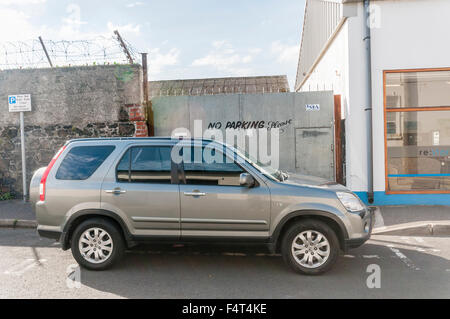 Auto geparkt vor der ein Tor, das sagt, "Kein Parken bitte" Stockfoto