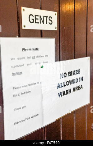 Melden Sie sich, sagen: "Keine Fahrräder in Waschplatz erlaubt" an der Tür eines Herren-WC. Stockfoto