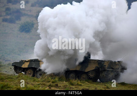 Britische Armee Fire Power Demonstration auf dem Salisbury Plain. Challenger Tank macht Rauch zu einer taktischen zurückzutreten nach dem Brand auf Ziele etwa 2 Meilen entfernt. Die Armee wurde aus verschiedenen militärischen Mittel in diesem kombiniert Arme Manöver vor Militärangehörige aus in- und Ausland zeigen. Stockfoto