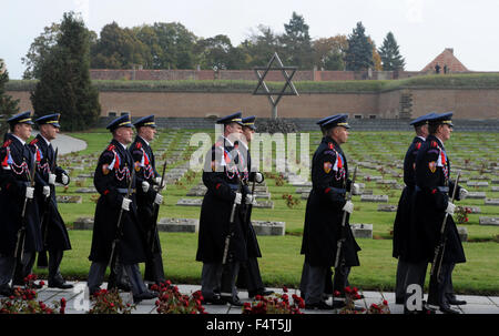 Terezin, Tschechische Republik. 22. Oktober 2015. Wächter der Ehre würdigte Opfer des Weltkriegs auf dem Nationalfriedhof in Terezin, Nordböhmen, Tschechische Republik, 22. Oktober 2015. © Libor Zavoral/CTK Foto/Alamy Live-Nachrichten Stockfoto