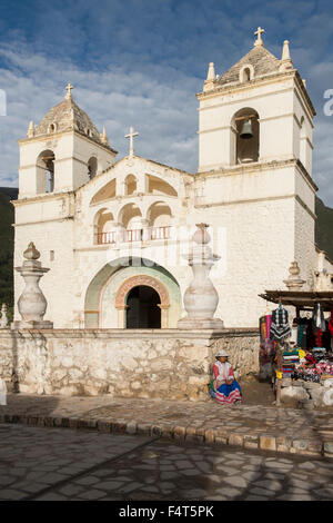 Südamerika, Lateinamerika, Peru, Colca Canyon, Kirche im indischen Dorf Maca Stockfoto