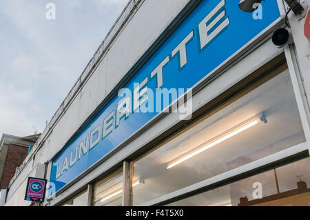 Melden Sie sich für einen Waschsalon in London. Stockfoto