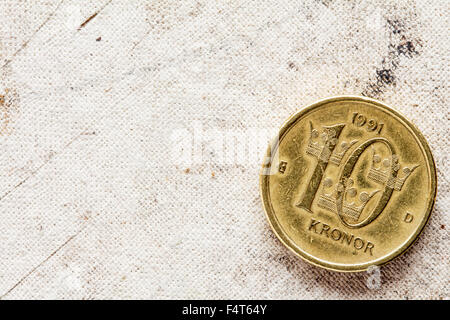 Schwedische Münze - zehn Kronen auf Hintergrund der Arbeitsfläche mit Textfreiraum Stockfoto