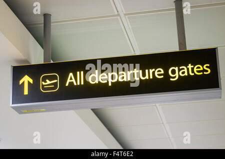 Melden Sie Regie Passagiere zu allen Abflug-Gates auf einem Flughafen. Stockfoto