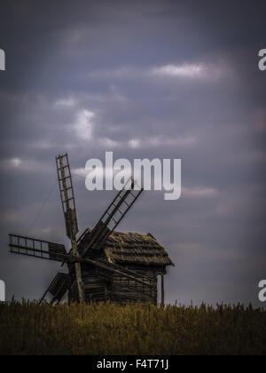 14. Oktober 2015 - Windmühle auf dem Hintergrund der Gewitterhimmel (Credit-Bild: © Igor Goiovniov über ZUMA Draht) Stockfoto