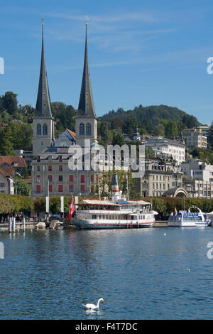 Zwei Türme Kirche St. Leodegar und am See Kai Luzern Schweiz Stockfoto