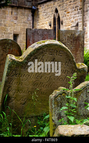 Alte Grabsteine in Youlgreave Kirchhof Peak District Derbyshire Dales England UK Stockfoto