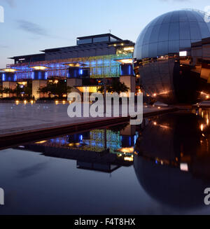 Millennium Square im Zentrum von Bristol, nachts beleuchtet. Stockfoto