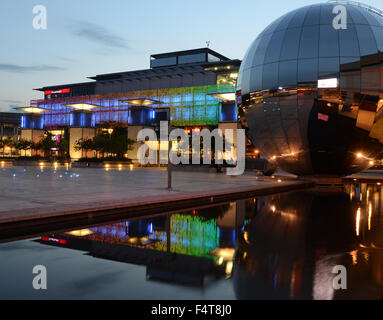 Millennium Square im Zentrum von Bristol, nachts beleuchtet. Stockfoto
