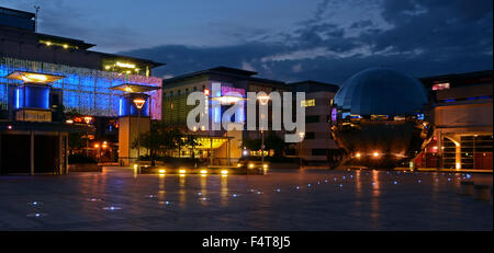 Millennium Square im Zentrum von Bristol, nachts beleuchtet. Stockfoto