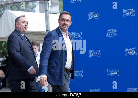 Alex Salmond, ehemaliger erster Minister von Schottland mit Paul Mason, Journalist und Rundfunksprecher, an das Edinburgh International Book Festival 2015. Edinburgh. 31. August 2015 Stockfoto