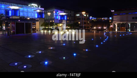 Millennium Square im Zentrum von Bristol, nachts beleuchtet. Stockfoto