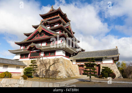 Japan, Kyoto, Fushimi Momoyama-jo Burg. Die borogata Stil tenshu, Main mit Anschluss yaguramon, Tor mit Revolver halten. Tagsüber. Stockfoto