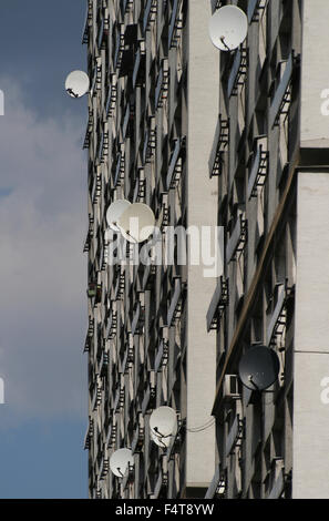 Wohnblock aus den 50er Jahren. In diesem Mal riesige Anforderung des Wohnortes in Verbindung mit enormen Kriegsschäden wurden. Stockfoto