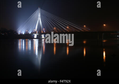 Fusse Brücke über die Weichsel beleuchtet in der Nacht, Warschau, Polen Stockfoto