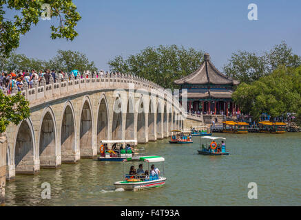China, Beijing, Peking, Stadt, Sommerpalast, Kunming-See. Siebzehn-Bogen-Brücke Stockfoto