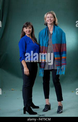 Lynsey Addario (links) ist ein US-amerikanischer Fotojournalist mit britischer Journalist, Christina Lamb, an das Edinburgh International Book Festival 2015. Edinburgh. 31. August 2015 Stockfoto