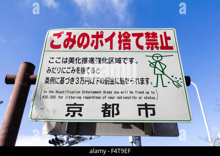 Japan, Kyoto. Weiß Overhead mit Englisch und Japanisch Warnung der feinen Wenn wurf Fallen gefangen. In 'Verschönerung Durchsetzung". Stockfoto