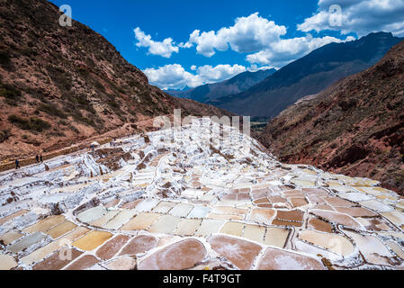 Salinas de Maras, vom Menschen verursachten Salzminen in der Nähe von Cusco, Peru Stockfoto