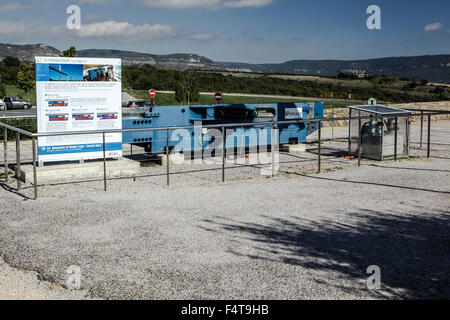 Millau (Cantal, Frankreich) Rastplatz: Informative Zeichen von Eiffage über dem Viadukt Stockfoto