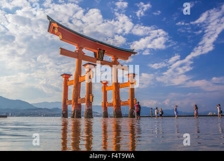 Japan, Hiroshima-Provinz, Myajima Island, Utsukushima-Schrein, das Tor Stockfoto