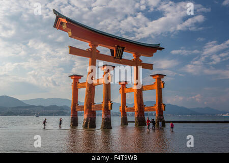 Japan, Hiroshima-Provinz, Myajima Island, Utsukushima-Schrein, das Tor Stockfoto