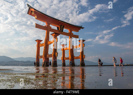 Japan, Hiroshima-Provinz, Myajima Island, Utsukushima-Schrein, das Tor Stockfoto