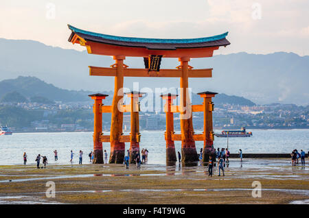 Japan, Hiroshima-Provinz, Myajima Island, Utsukushima-Schrein, das Tor Stockfoto