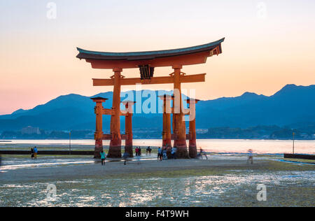 Japan, Hiroshima-Provinz, Myajima Island, Utsukushima-Schrein, das Tor Stockfoto