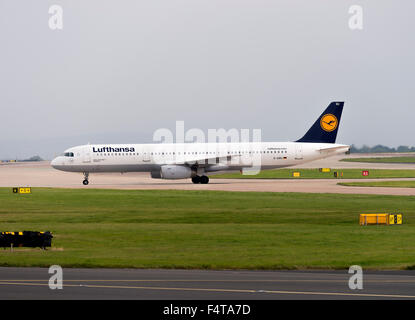 Lufthansa Airline Airbus A321-131 Verkehrsflugzeug D-überlebt Rollen bei der Ankunft am internationalen Flughafen Manchester England UK Stockfoto