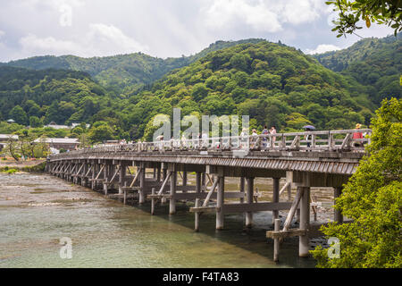 Japan, Kyoto City, Togetsu Brücke, Arashiyama Berg, Oi Fluss Stockfoto