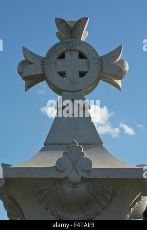 Andacht zu überqueren, als Symbol des christlichen Glaubens auf einem deutschen Friedhof Stockfoto