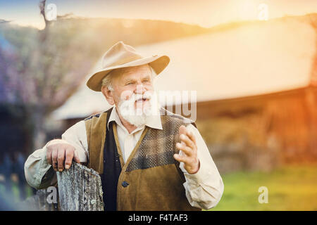 Senior woman außerhalb Stockfoto