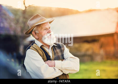 Senior woman außerhalb Stockfoto