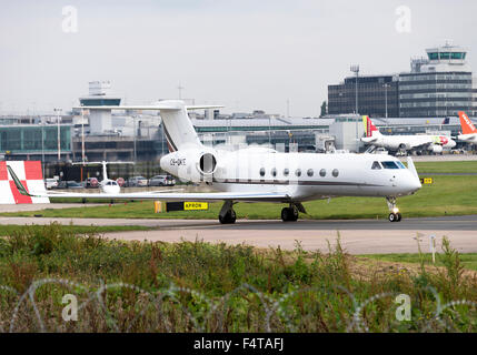 NetJets Europe Gulfstream G550 Executive Jet Airliner CS-DKE des Rollens bei internationalen Flughafen Manchester England UK Stockfoto