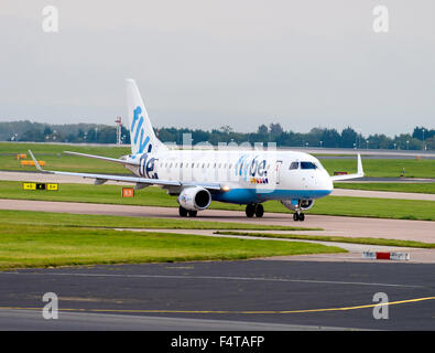 Flybe Airlines Embraer 175-ST Verkehrsflugzeug G-FBJF Rollen für Abflug am internationalen Flughafen Manchester England UK Stockfoto