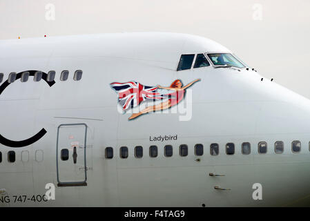 Virgin Atlantic Airways Boeing 747-41R Verkehrsflugzeug G-große Rollen für Abflug am internationalen Flughafen Manchester England UK Stockfoto