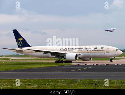 Saudi Arabian Airlines Boeing 777-268ER Airliner HZ-AKD Rollen am internationalen Flughafen Manchester England Vereinigtes Königreich UK Stockfoto