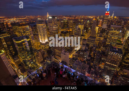 USA, Ostküste, New York, Manhattan, Ansicht von oben aus Rock, Aussichtsdeck nach Midtown in der Nacht Stockfoto