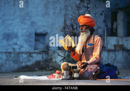 Hinduistische Asketen ("Sadhu") einem hinduistischen heiligen Buch auf den Ghats in Pushkar Stockfoto